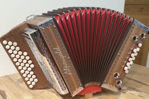 nuss-600x390EC198232-AB7C-DFBD-B16F-48D124DFD52A.jpg